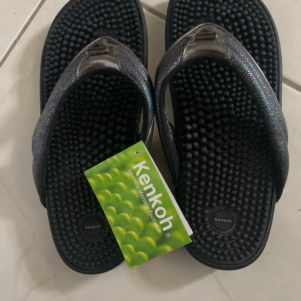 NWT KENKOH size 8 Spirit V metallic Japanese massaging reflexology thong sandal